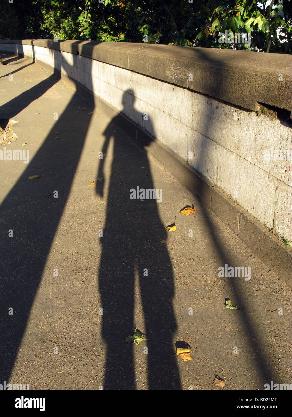 L'ombre portée de l'homme sur le trottoir en ville ville Banque D'Images