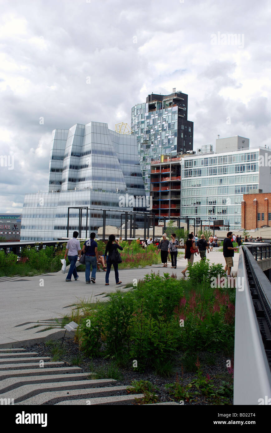 Voir l'architecture de la ville de New York à partir de Park qui a été une fois abandonné le service ferroviaire de la ligne haute du quartier commerçant historique Banque D'Images