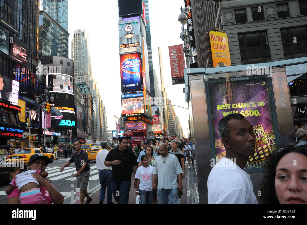 Broadway dans le quartier des théâtres de Manhattan, est toujours bondé. Banque D'Images