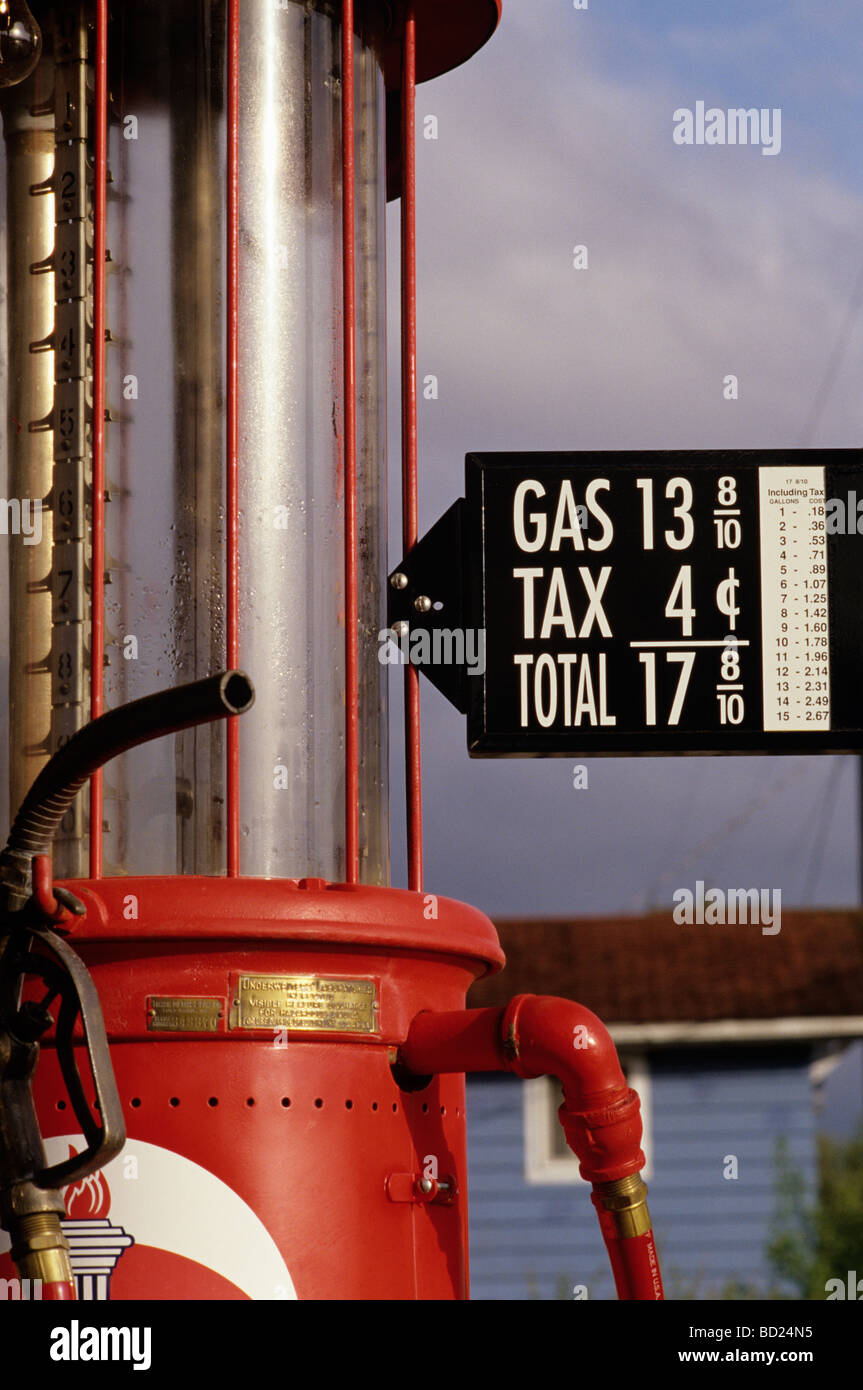 Station essence historique close up de l'ancien gaz pompe avec du gaz bon marché : les panneaux affichés au coucher du soleil de l'État de Washington USA Galvin Banque D'Images