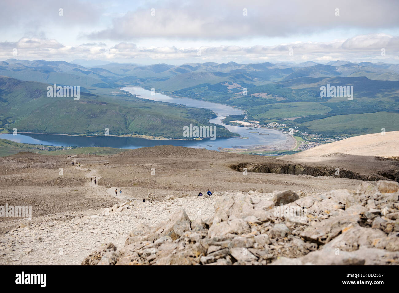 FORT WILLIAM INVERNESSSHIRE Les Marcheurs font leur chemin le long d'un sentier sinueux menant à la sommet rocheux du Ben Nevis Banque D'Images