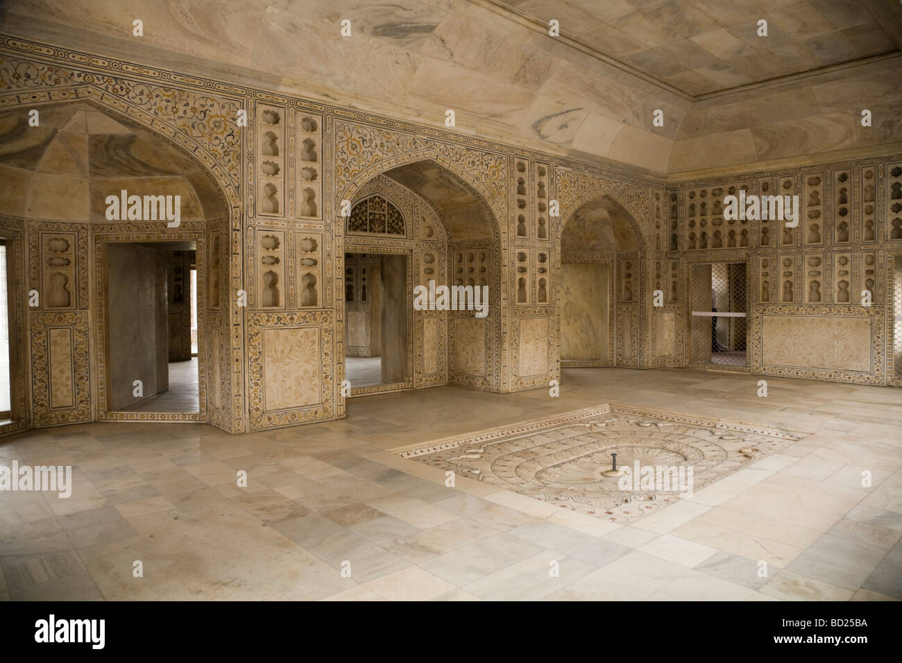 / Muthamman Musamman Burj fontaine intérieure. Les murs de marbre et les colonnes richement décorées avec des incrustations en pierre sculptée. L'Agra. L'Inde Banque D'Images