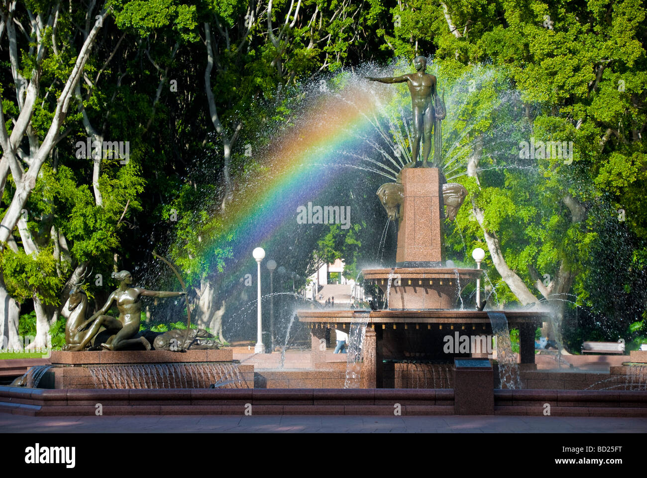 Arc-en-ciel dans une fontaine, avec des statues de dieux de la mythologie grecque. Banque D'Images