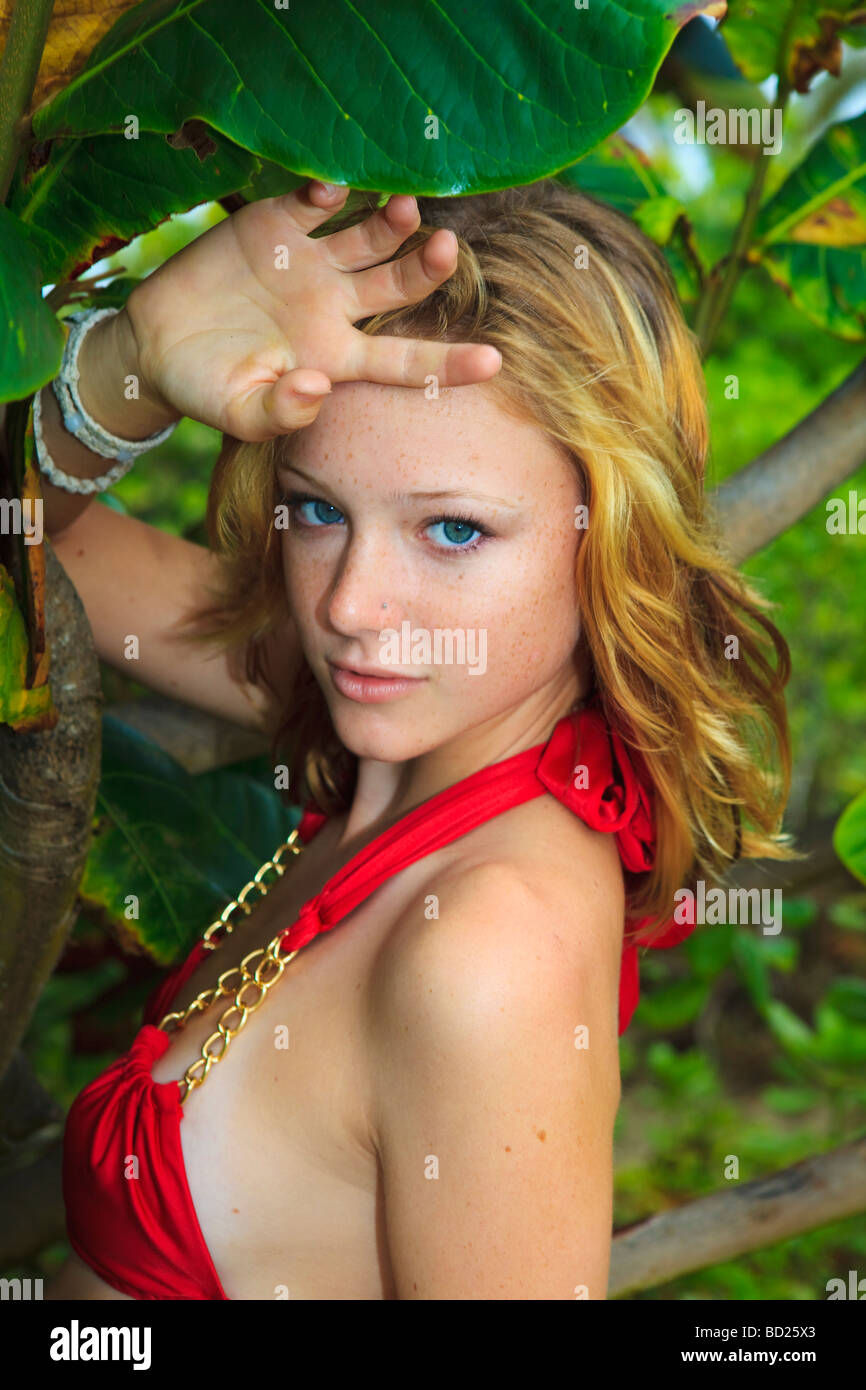 Blonde Girl in red bikini à Hawaii en forêt tropicale Banque D'Images