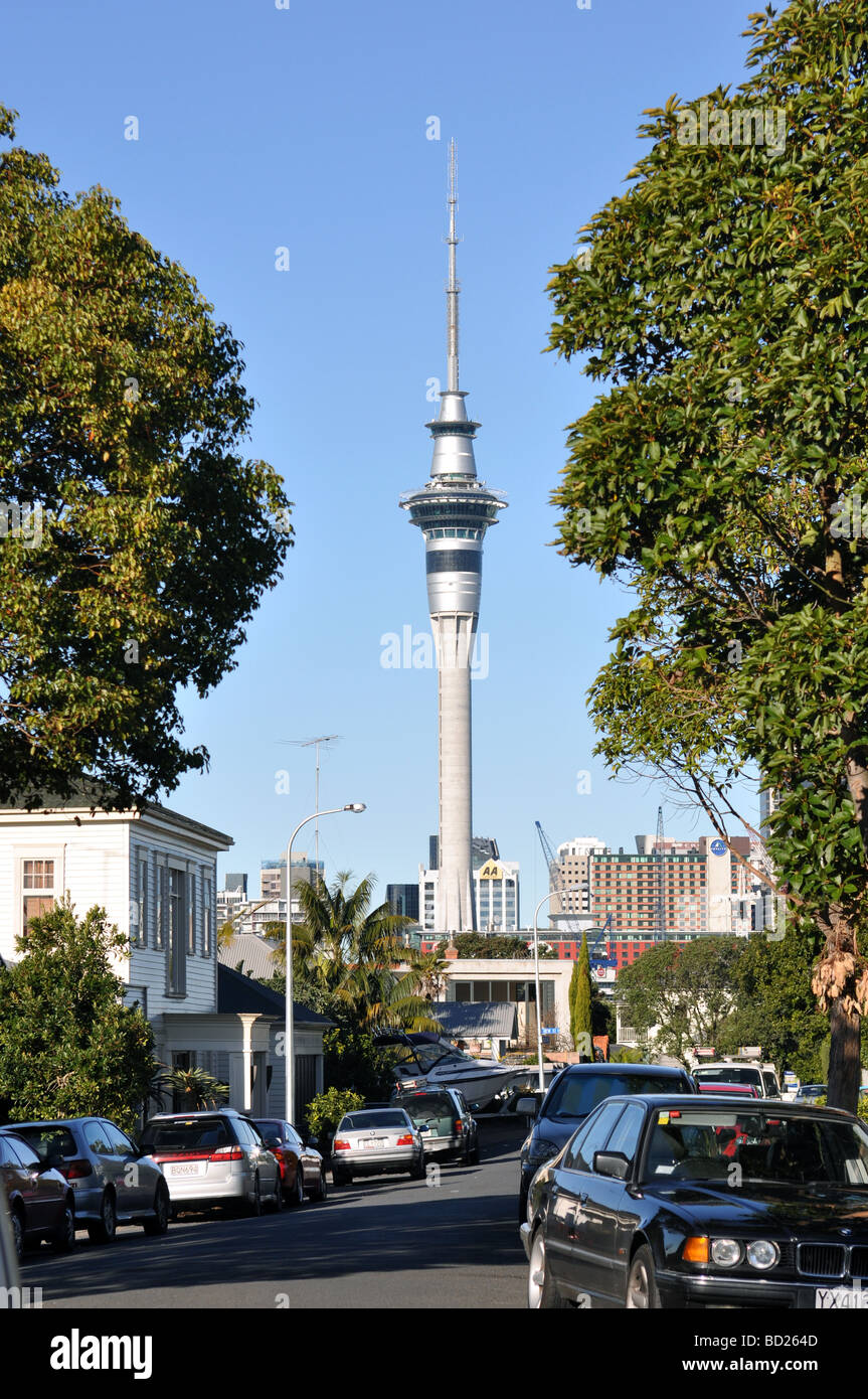 Une vue de la ville d'Auckland Sky Tower de Saint Marys Bay. Banque D'Images