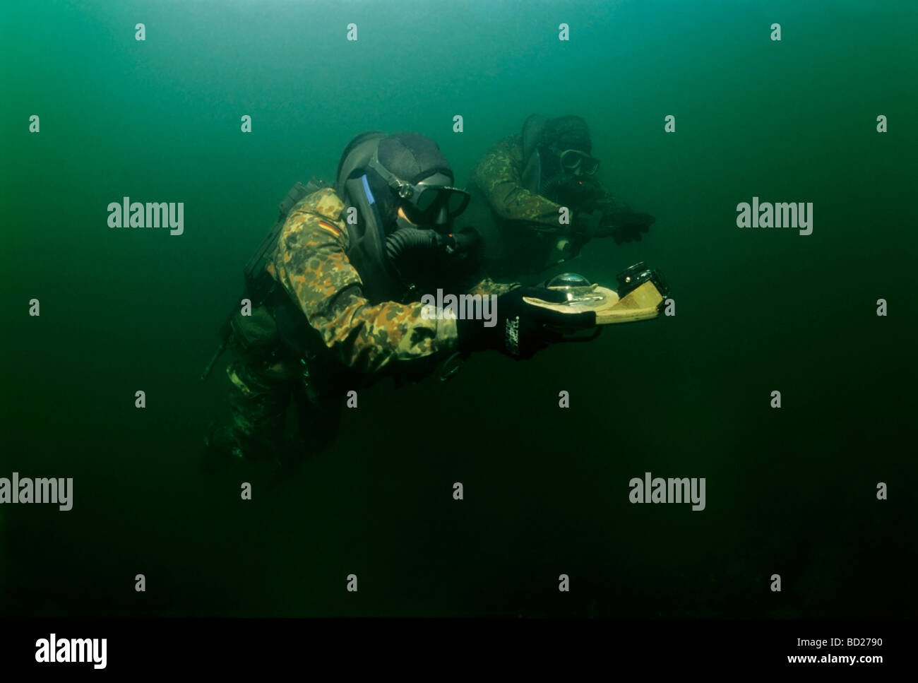 Des soldats des forces spéciales allemandes le Kampfschwimmerkompanie boussole formation plongée sous-marine. Eckernfoerde, Schleswig-Holstein, Baltique Banque D'Images