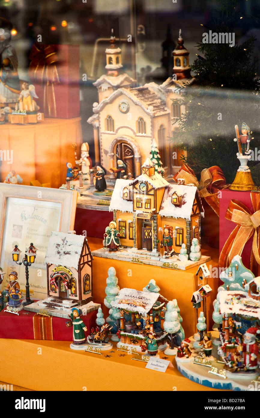 Décorations de Noël en bois traditionnel sur l'affichage dans une vitrine en Bavière, Allemagne, Europe Banque D'Images