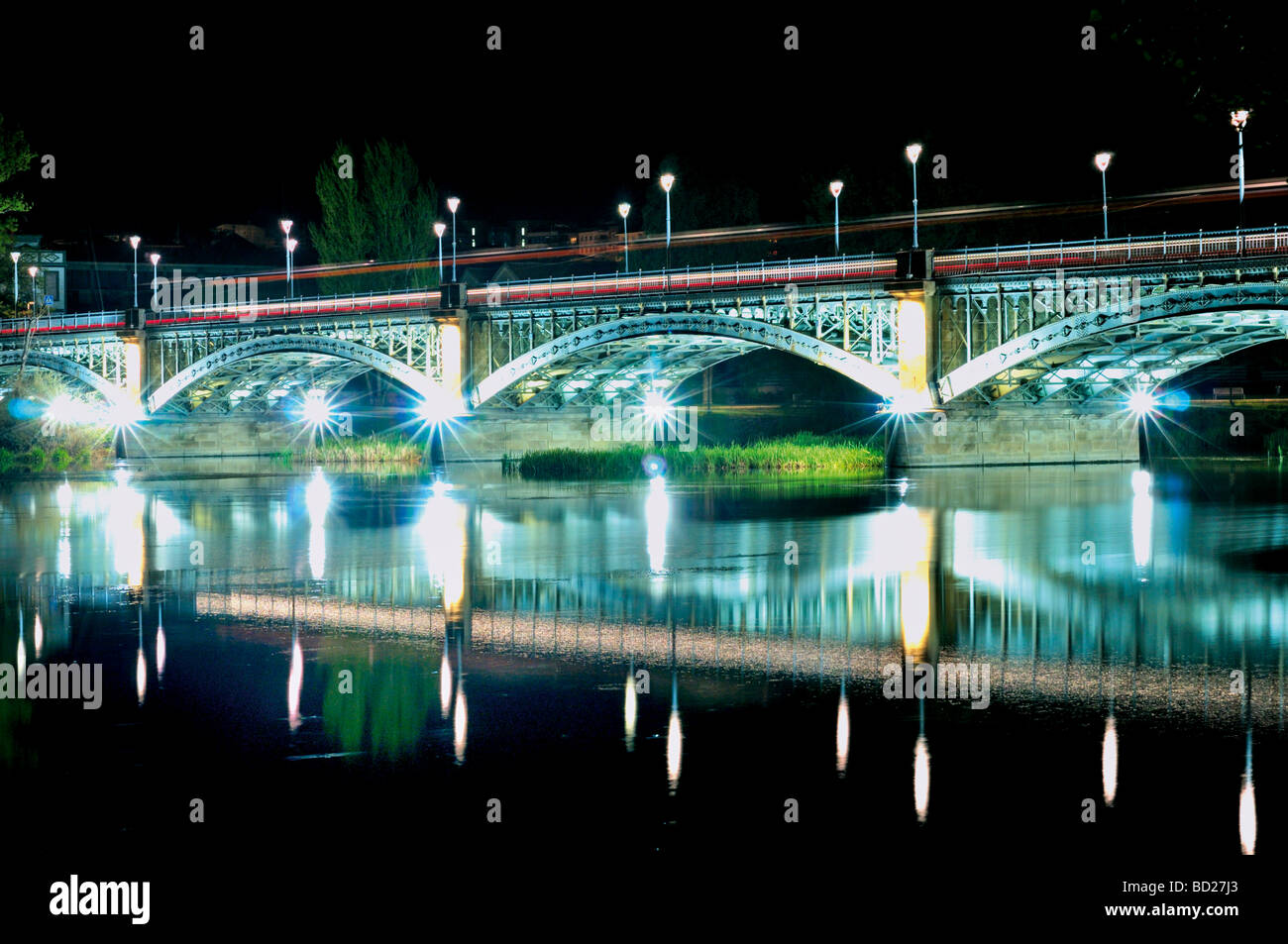 L'Espagne, Salamanque : pont Puente Enrique Estevan par nuit Banque D'Images