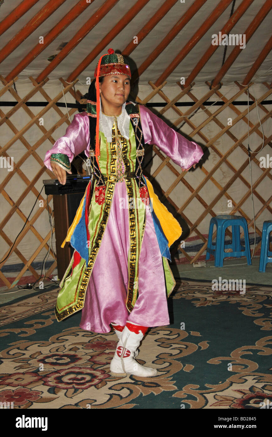 Danseuse mongole portant des vêtements traditionnels, en Mongolie Banque D'Images
