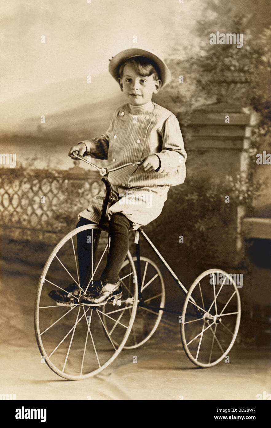 Petit garçon Équitation Grand Tricycle Banque D'Images