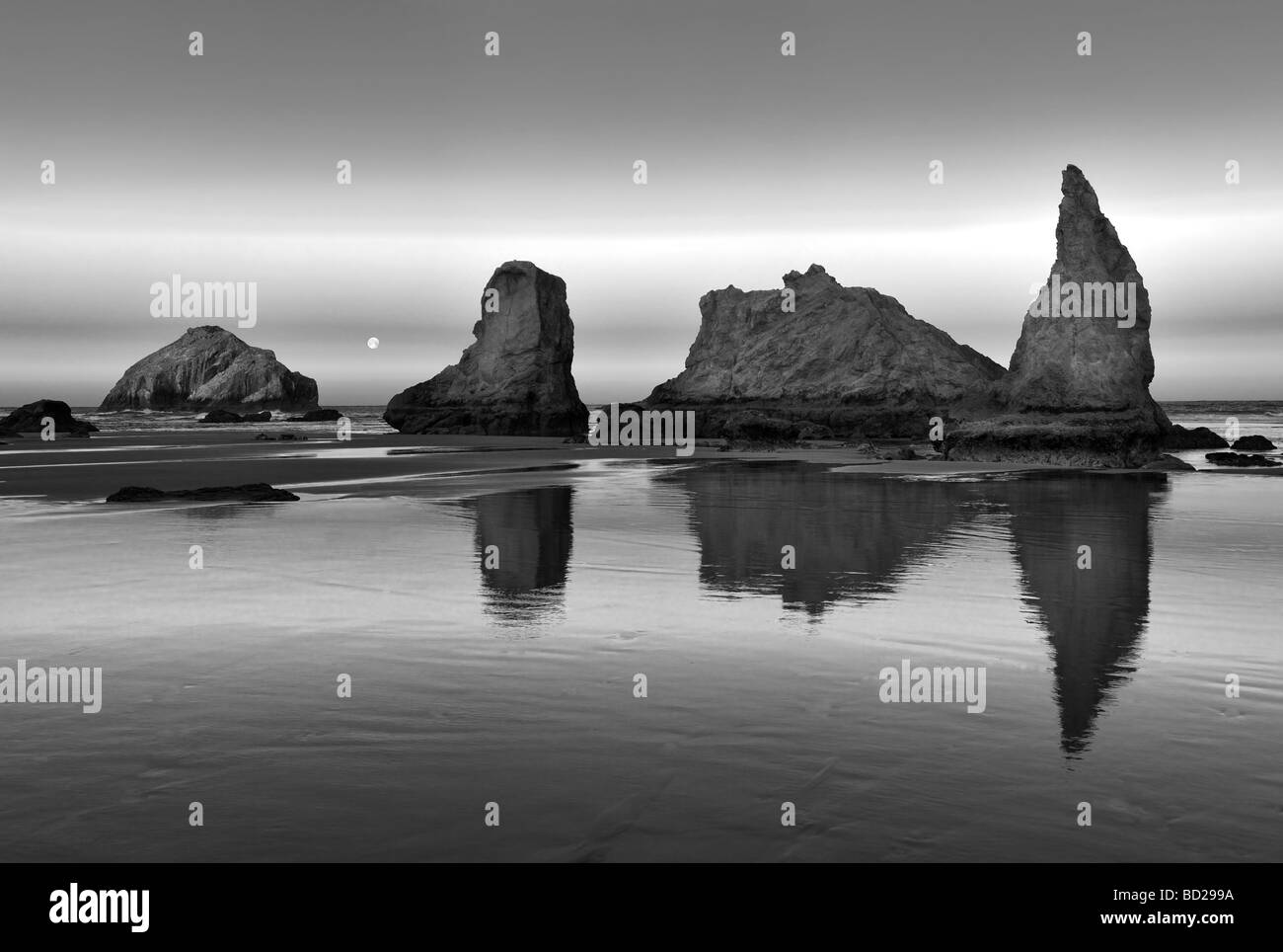 Marée basse à Bandon beach avec pleine lune Oregon Banque D'Images