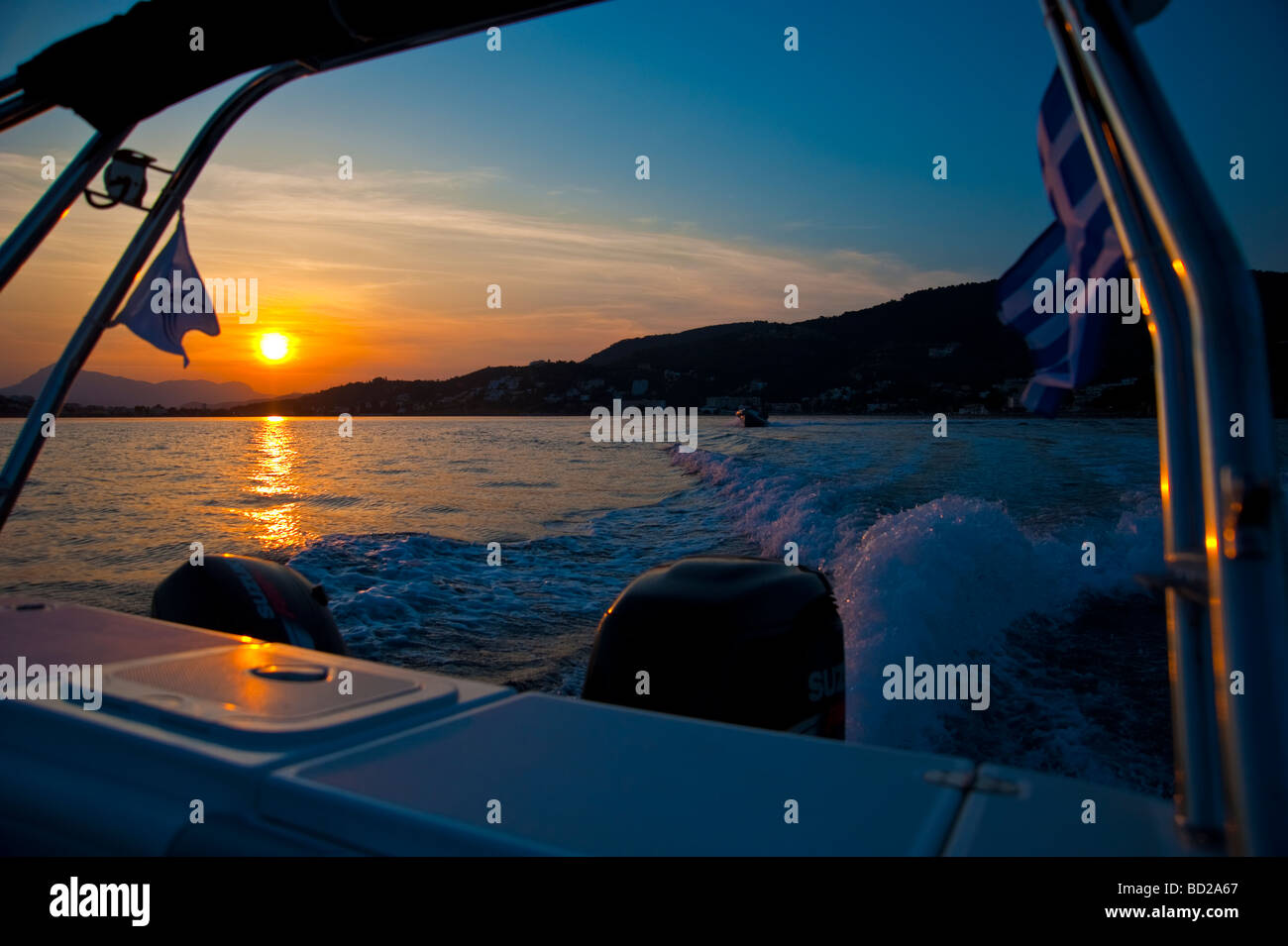 Bateau gonflable dans le coucher du soleil près de Golf Saronique Grèce Poros Banque D'Images