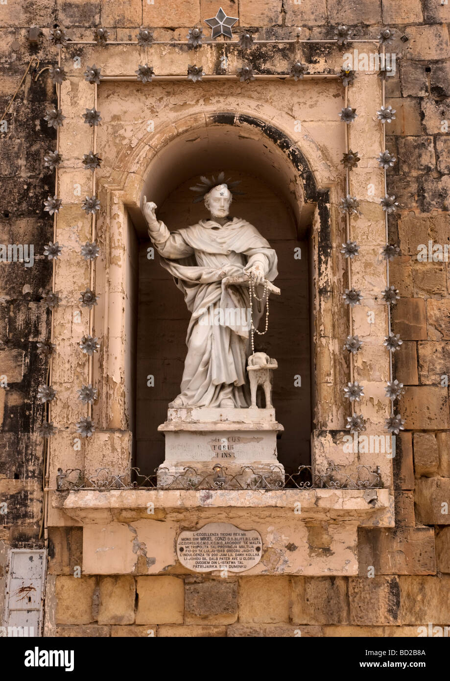 Statue religieuse de Mikiel Gonzi le dernier évêque de Malte dans les trois villes, Malte Banque D'Images