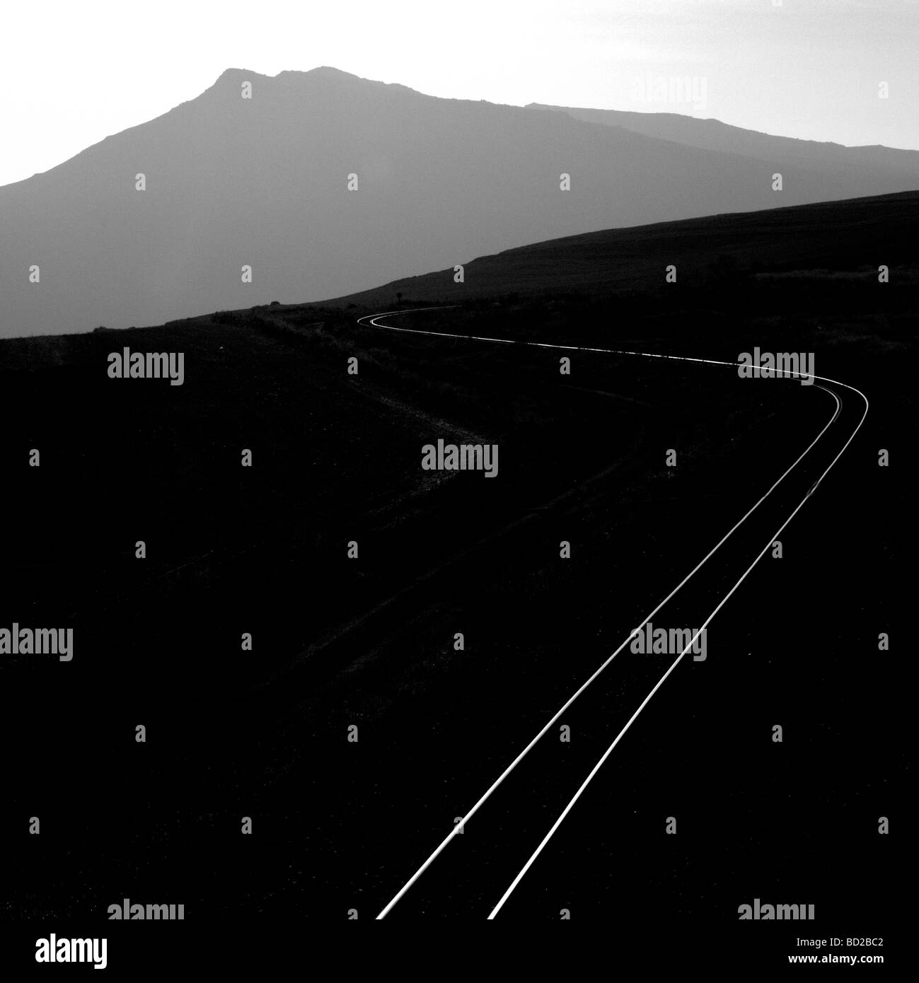 Les lignes de chemin de fer dans les montagnes lointaines galopante, d'Overberg, Western Cape, Afrique du Sud. Banque D'Images