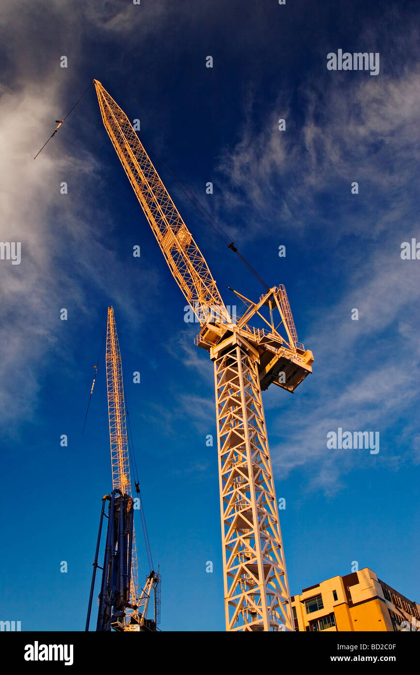 L'industrie de la construction / grues à tour s'élever au-dessus d'un site de construction.Melbourne Victoria en Australie. Banque D'Images