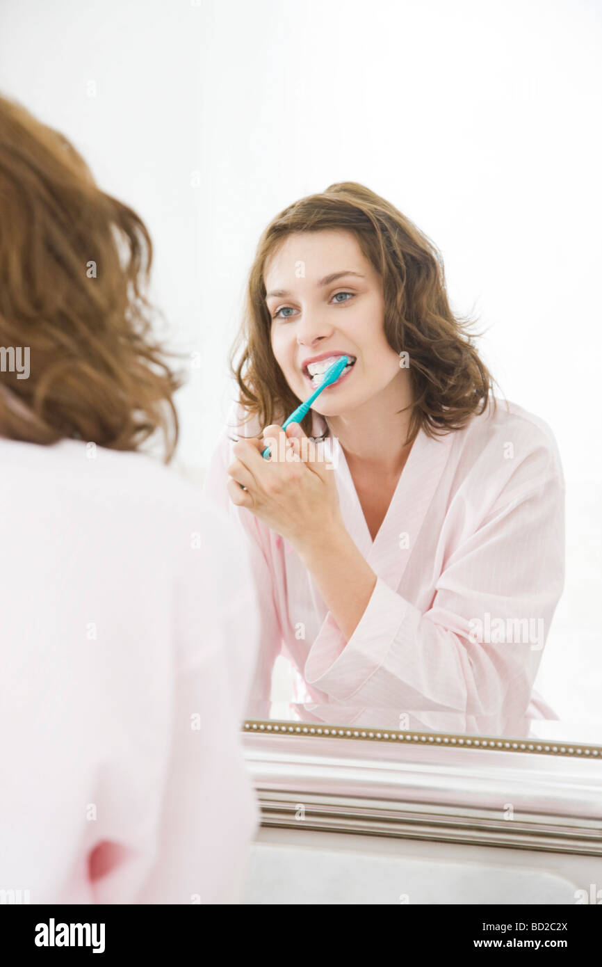Femme se brosser les dents Banque D'Images