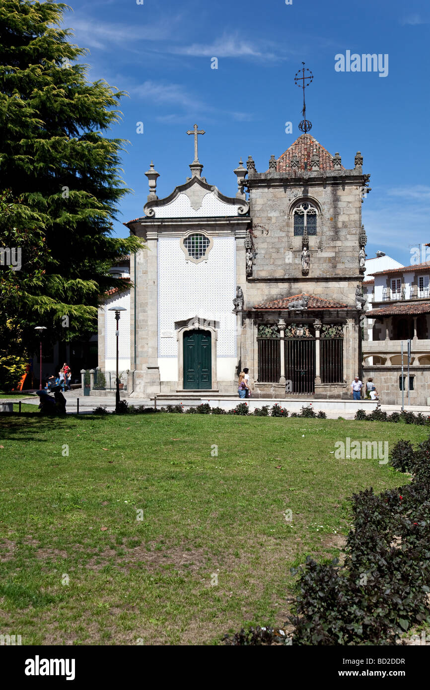 L'église de São João do Souto (à gauche) et la chapelle Coimbras (droite). Deux édifices religieux médiéval dans la ville de Braga, Portugal. Banque D'Images