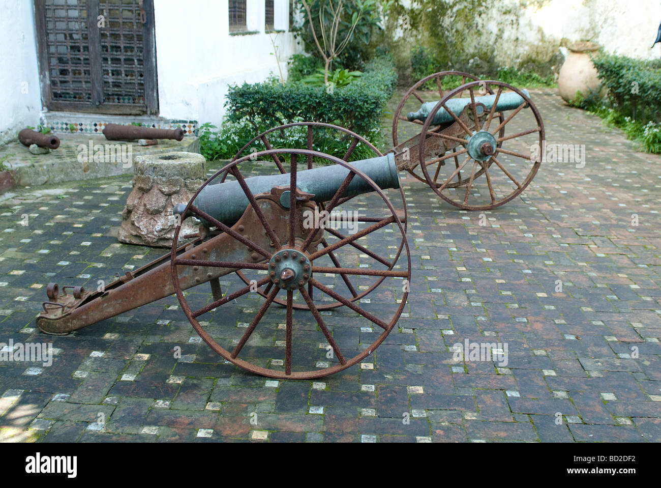 Vieux canons dans les jardins du sultan du Dar El Makhzen Kasbah qui abrite aujourd'hui un musée tanger maroc Banque D'Images