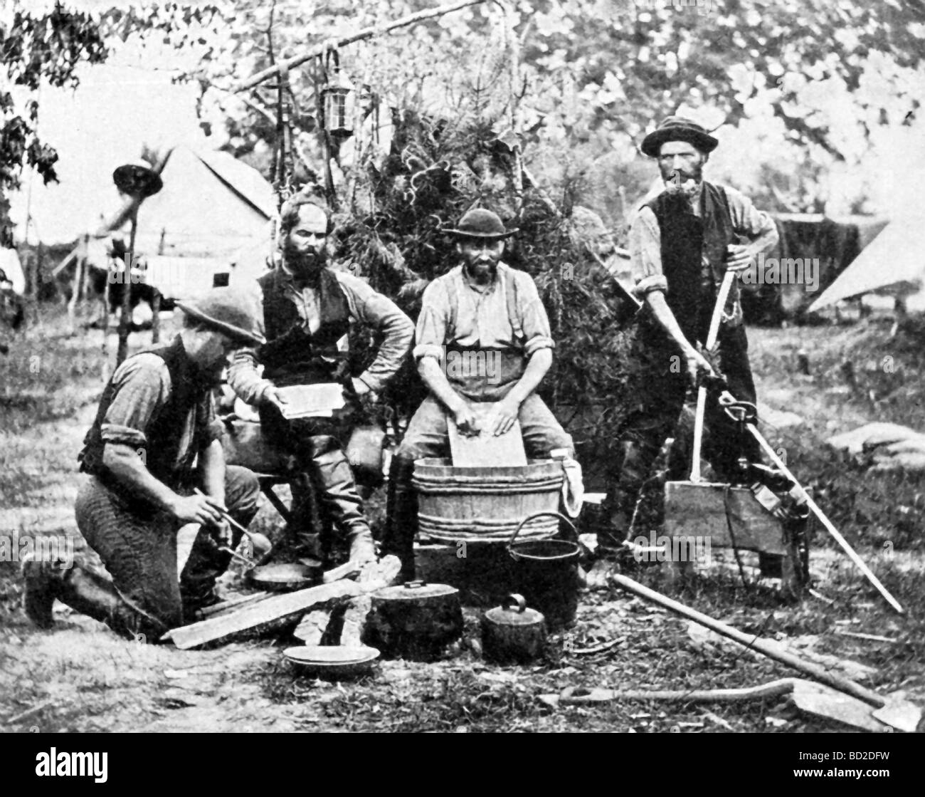 Cette photographie de soldats de l'Union travaux domestiques au camp dates pour mai 1861. Banque D'Images