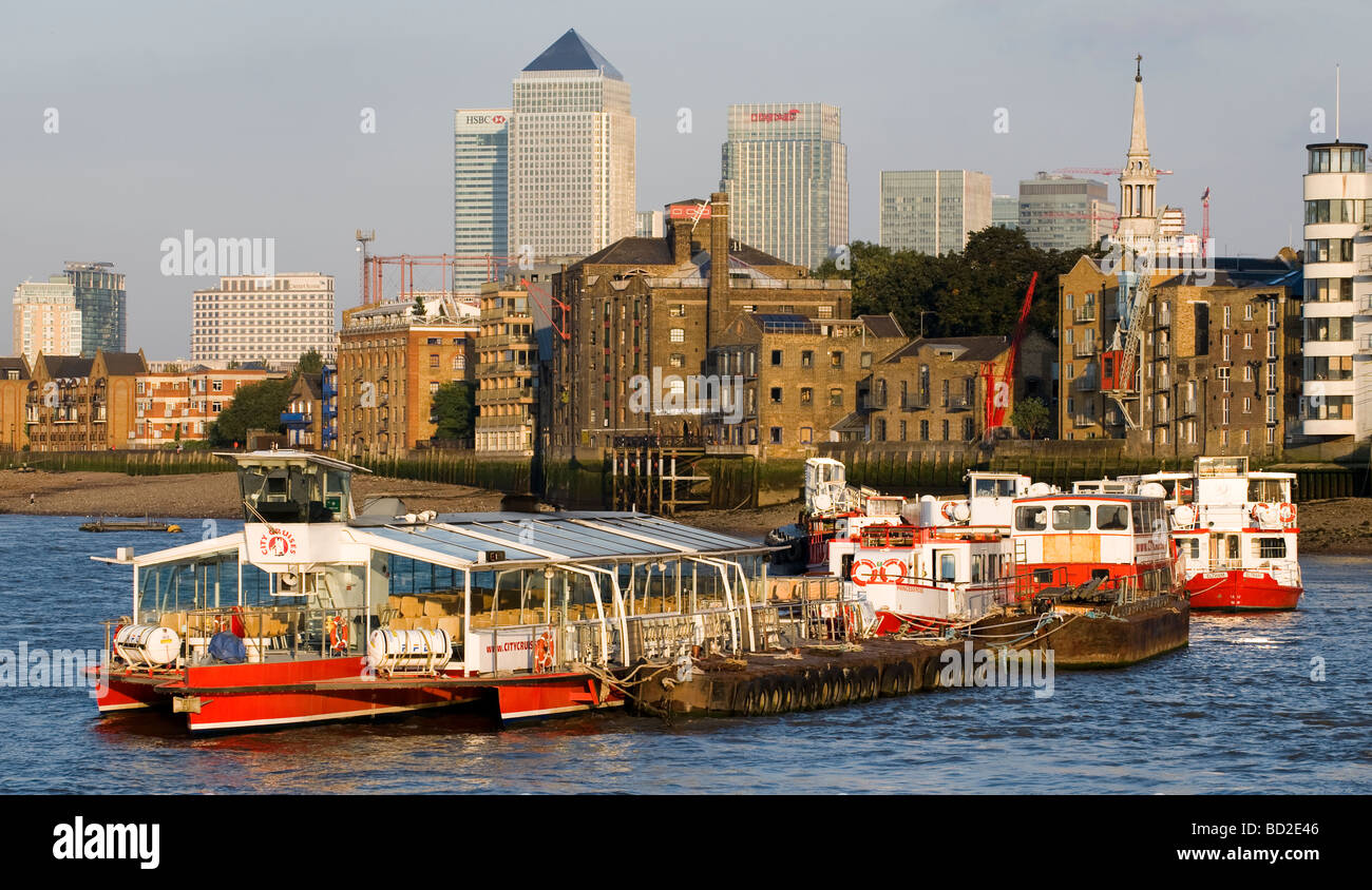 City Cruises les navires amarrés sur la Tamise, Londres, Angleterre, Royaume-Uni Banque D'Images