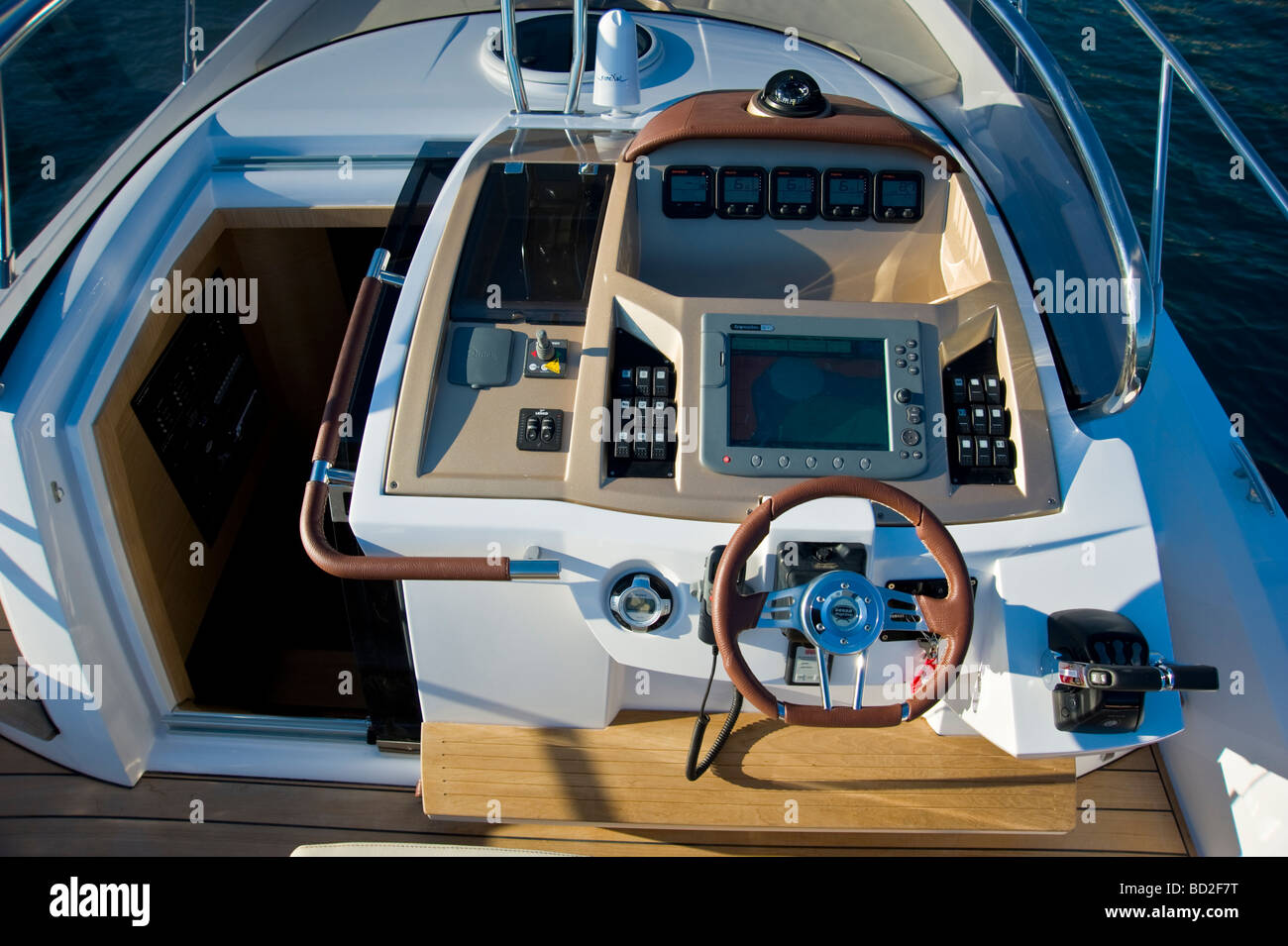 Helm avec instrumentation et traceur de carte sur un Sessa key Largo 36 bateau de moteur Banque D'Images