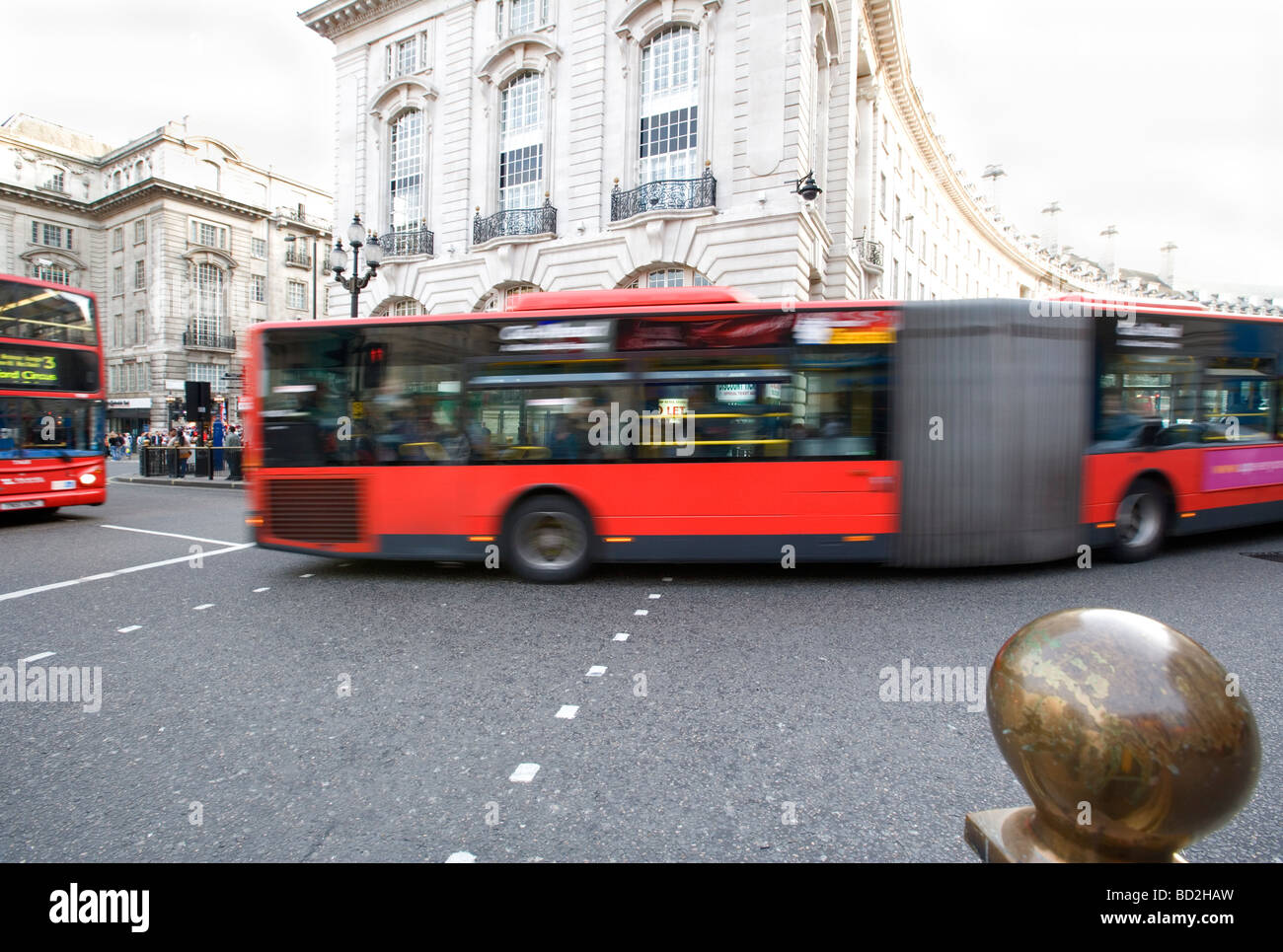 Bendy négocie son tour bus Piccadilly Circus, Londres, Angleterre, Royaume-Uni, Europe Banque D'Images