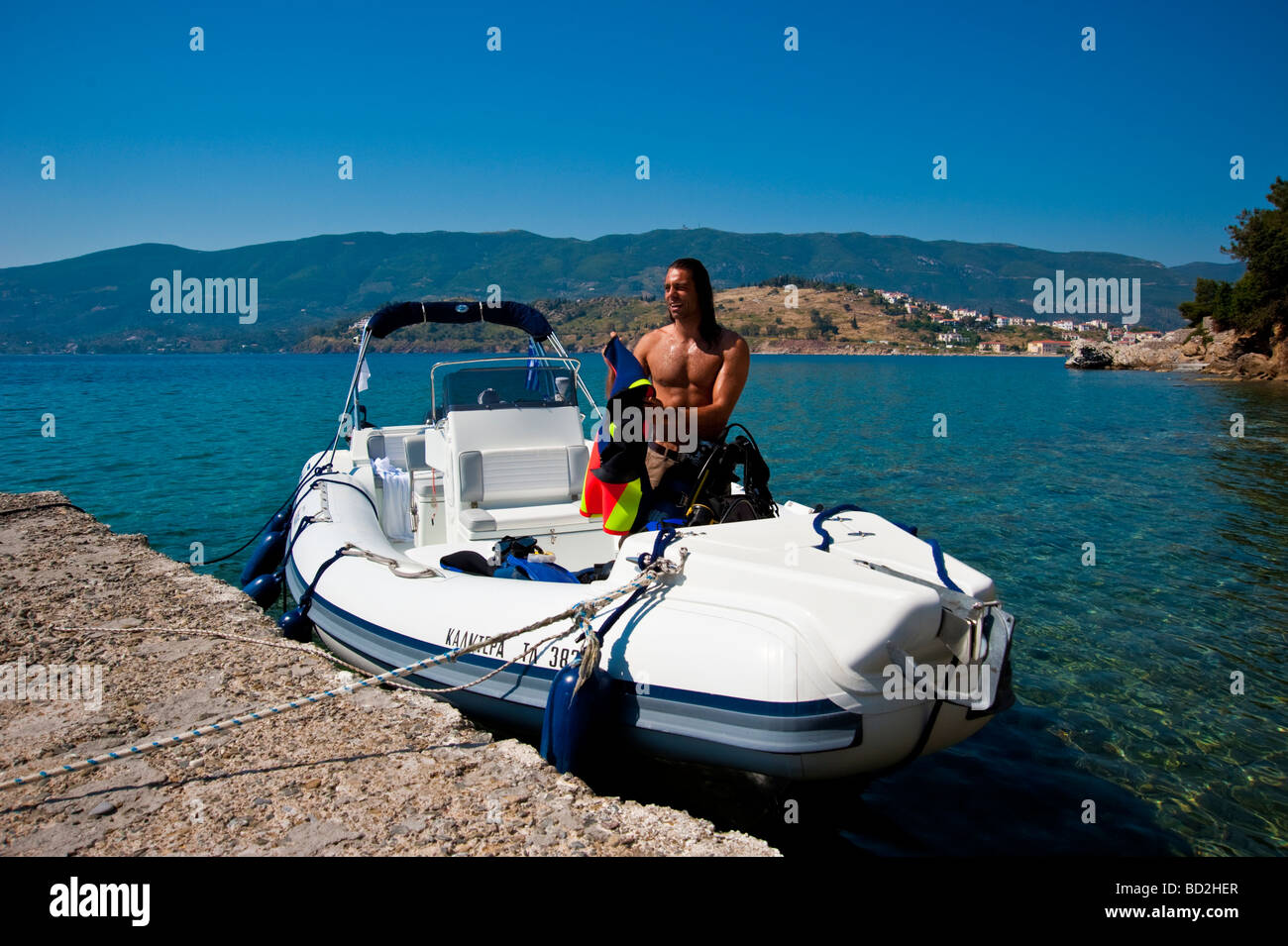 La préparation de l'équipement de plongée scuba diver sur bateau gonflable près de Poros, Grèce Banque D'Images