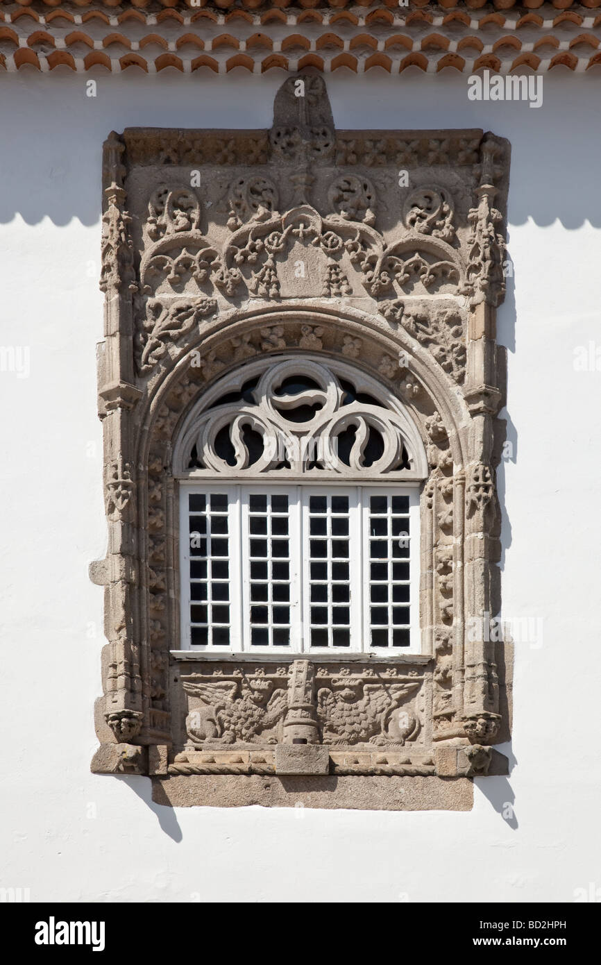 Dans la fenêtre style Manuelino (gothique portugais) de l'Coimbras Chambre. La ville de Braga, Portugal. Banque D'Images