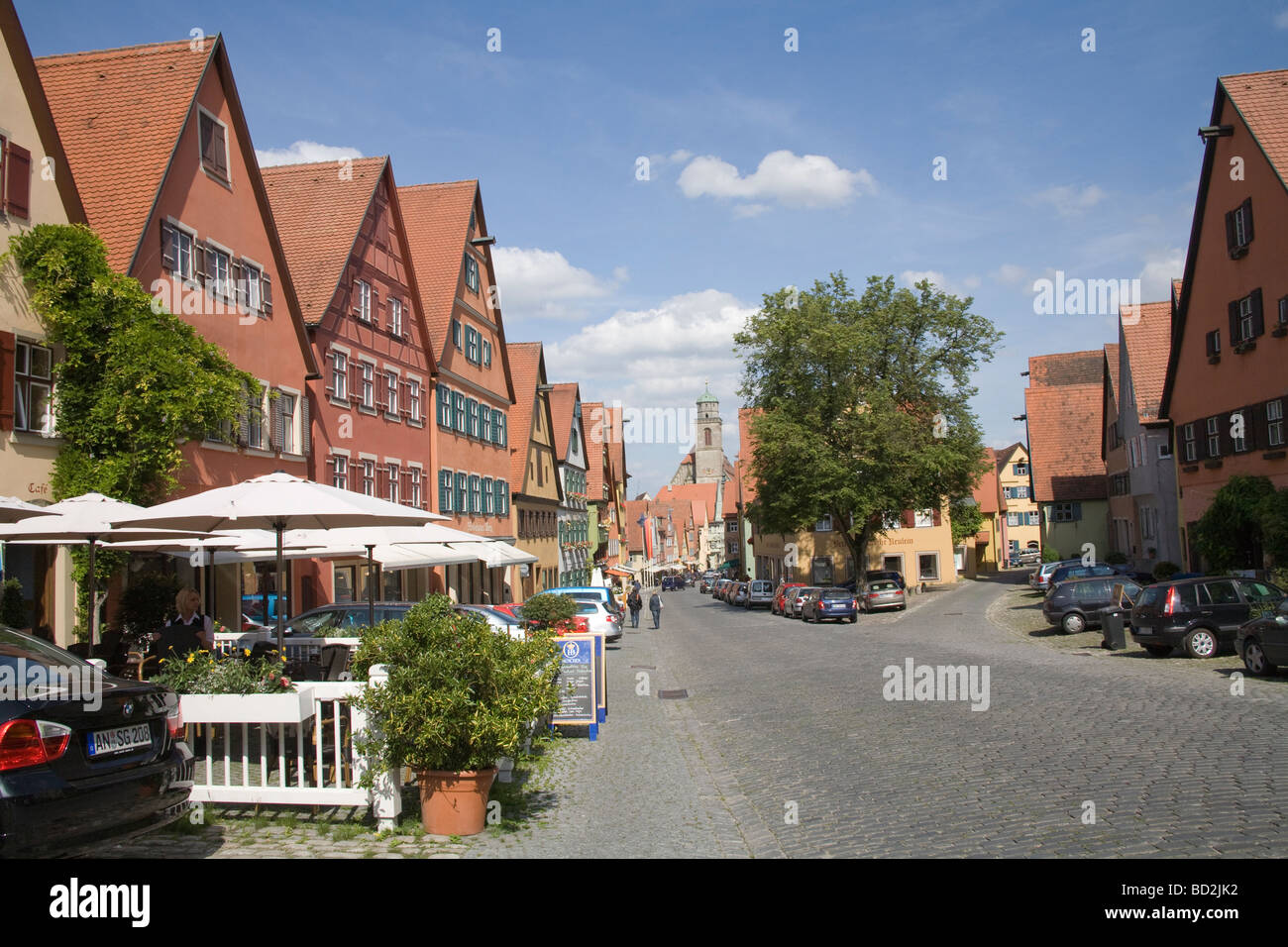 Dinkelsbuhl Bavaria Allemagne UE à la le long d'une rue pavée, St George's Minster dans cette cité médiévale sur la Route Romantique Banque D'Images