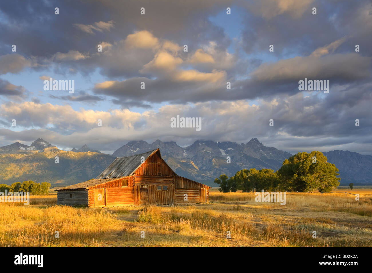 Ancienne grange et Teton Mountain Range Jackson Hole Wyoming USA Banque D'Images