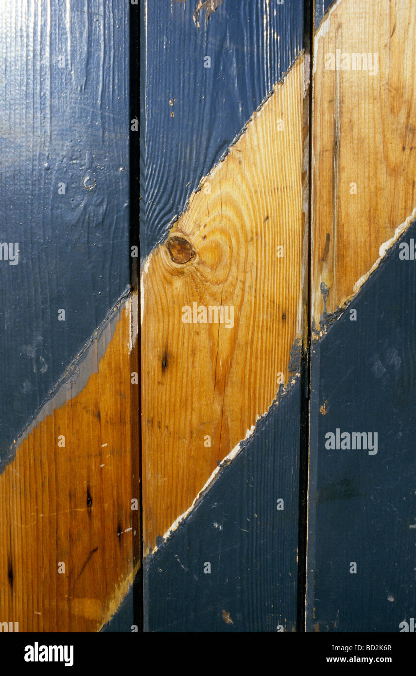 Bar rayé sur une porte en bois bleu Banque D'Images