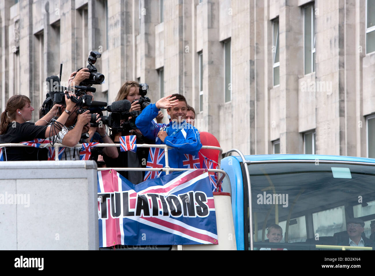 Tom Daley réception officielle et de parade. Plymouth Devon. Sud-ouest. Plongeur champion du monde de la Fina. Plongeur olympique. sur le bus waving Banque D'Images