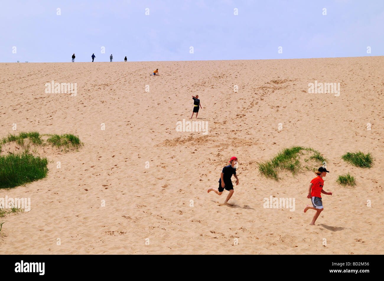 Les jeunes s'ébattre sur une dune de sable de Sleeping Bear Dunes National Lakeshore Banque D'Images