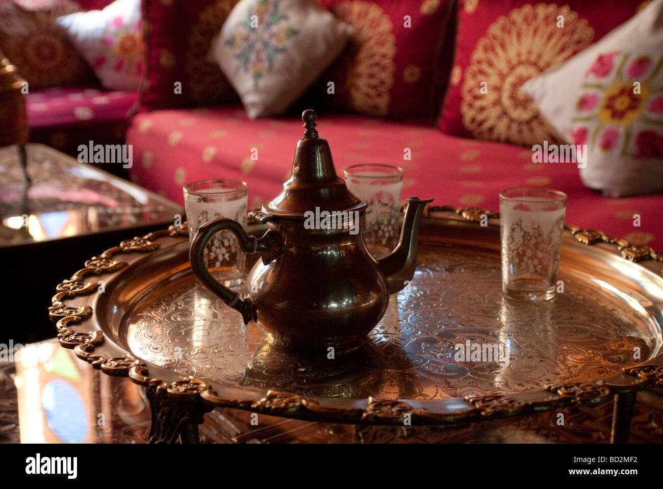 Théière en laiton sur un plateau avec des verres dans le salon traditionnel des années 1930 dans l'hôtel Majestic Meknes Maroc Banque D'Images