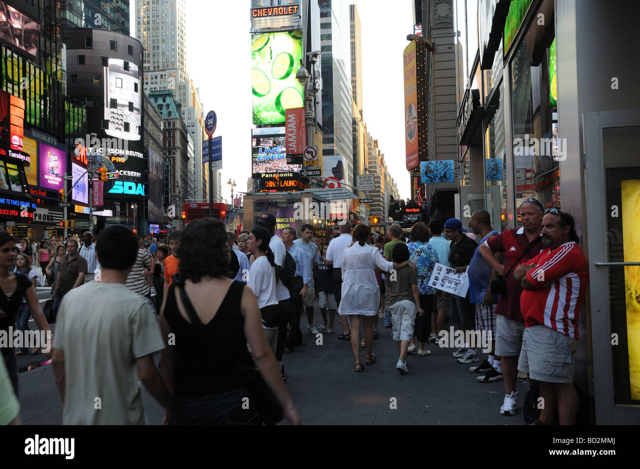 Broadway dans le quartier des théâtres de Manhattan, est à disposition jour et nuit. Banque D'Images