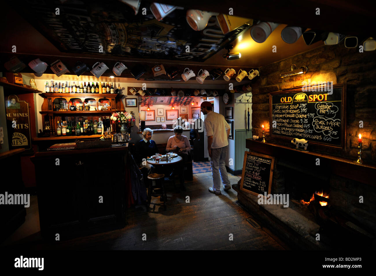 Salle à manger avec un feu ouvert dans un pub traditionnel GLOUCESTERSHIRE ENGLAND UK Banque D'Images