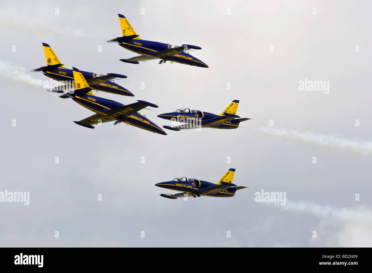 L'Aero L39 Albatross s de l'équipe acrobatique Bretling sur une croix plus grande vitesse Banque D'Images