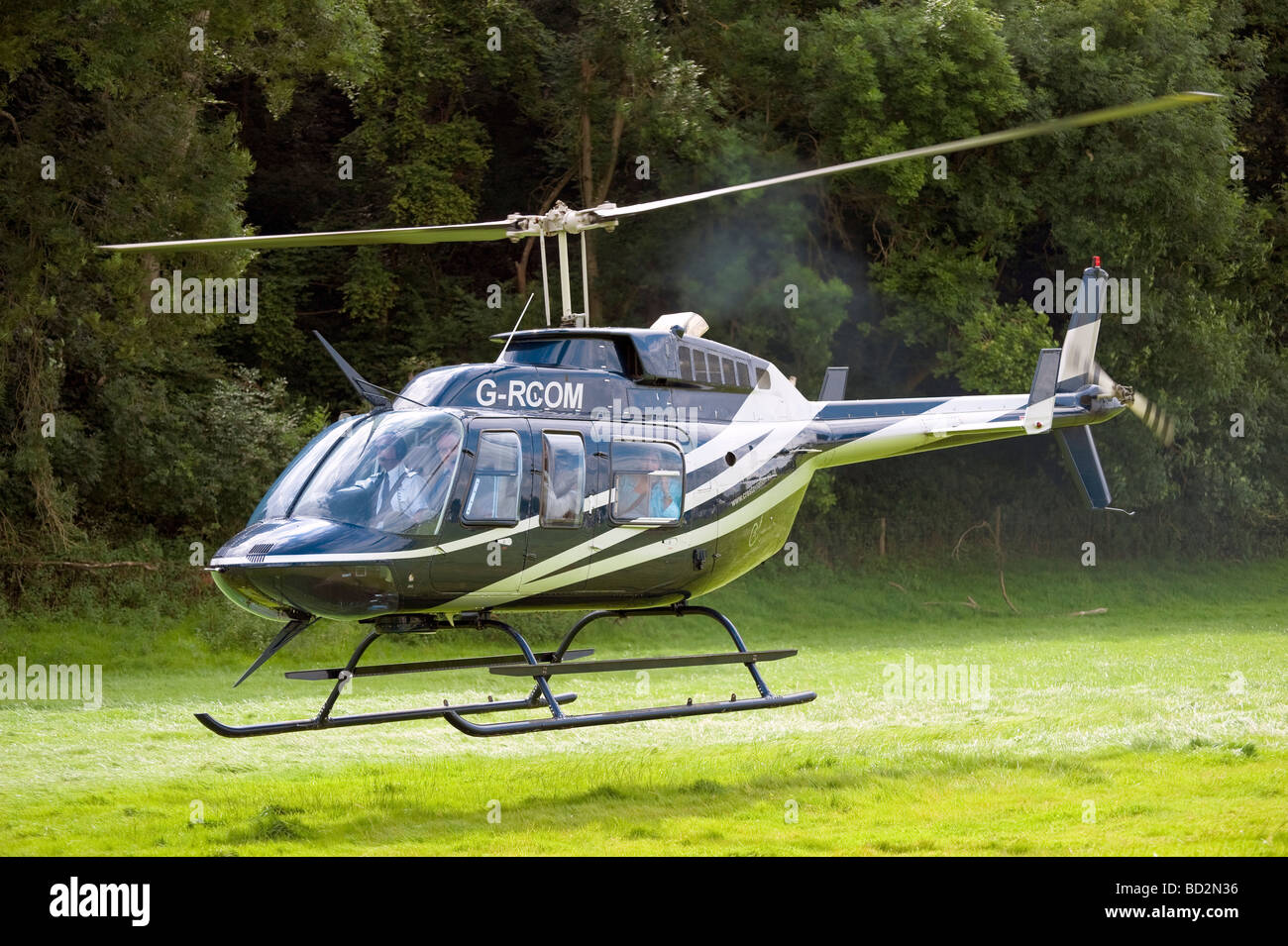 Hélicoptère à l'atterrissage dans un champ, au Royaume-Uni. Tourisme voyage en hélicoptère sur un vol vue voyant, en Angleterre. Banque D'Images