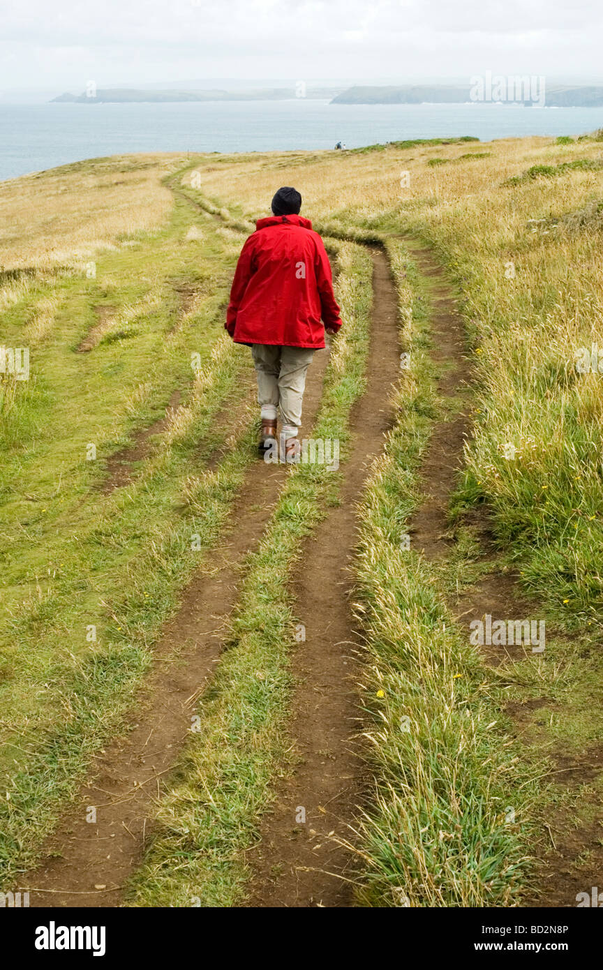 Une femelle Walker sur le chemin côtier du sud-ouest à Trevose Head, Cornwall, Angleterre Banque D'Images