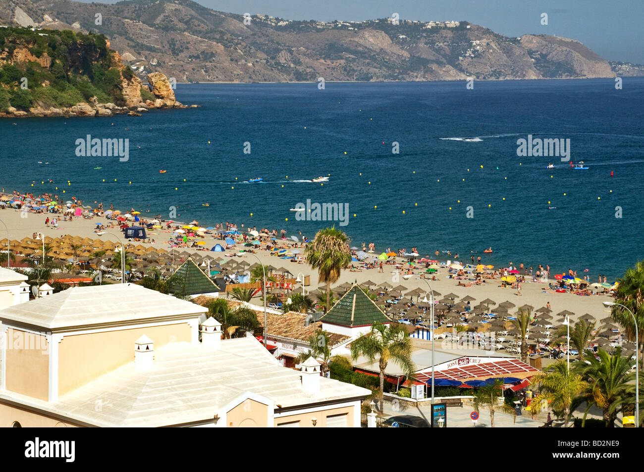 Playa Burriana, une plage populaire de Nerja sur la Costa del Sol Banque D'Images