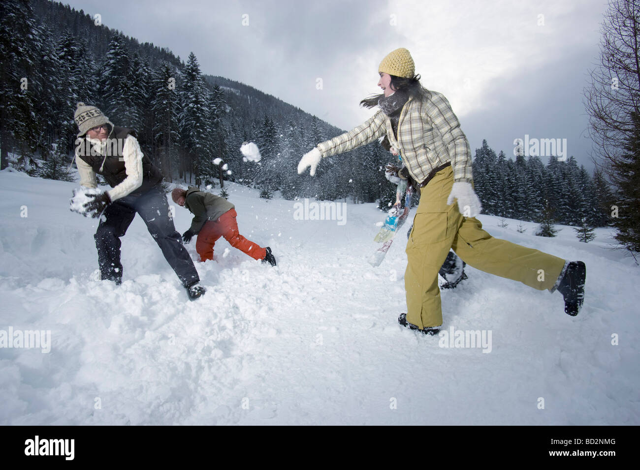 Les adolescents dans une bataille de boules de neige Photo Stock - Alamy