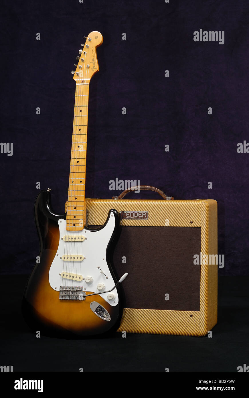 Studio image de qualité musée 1954 vintage guitare Fender Stratocaster Deluxe Tweed & amp ; important dans rock & blues. Banque D'Images