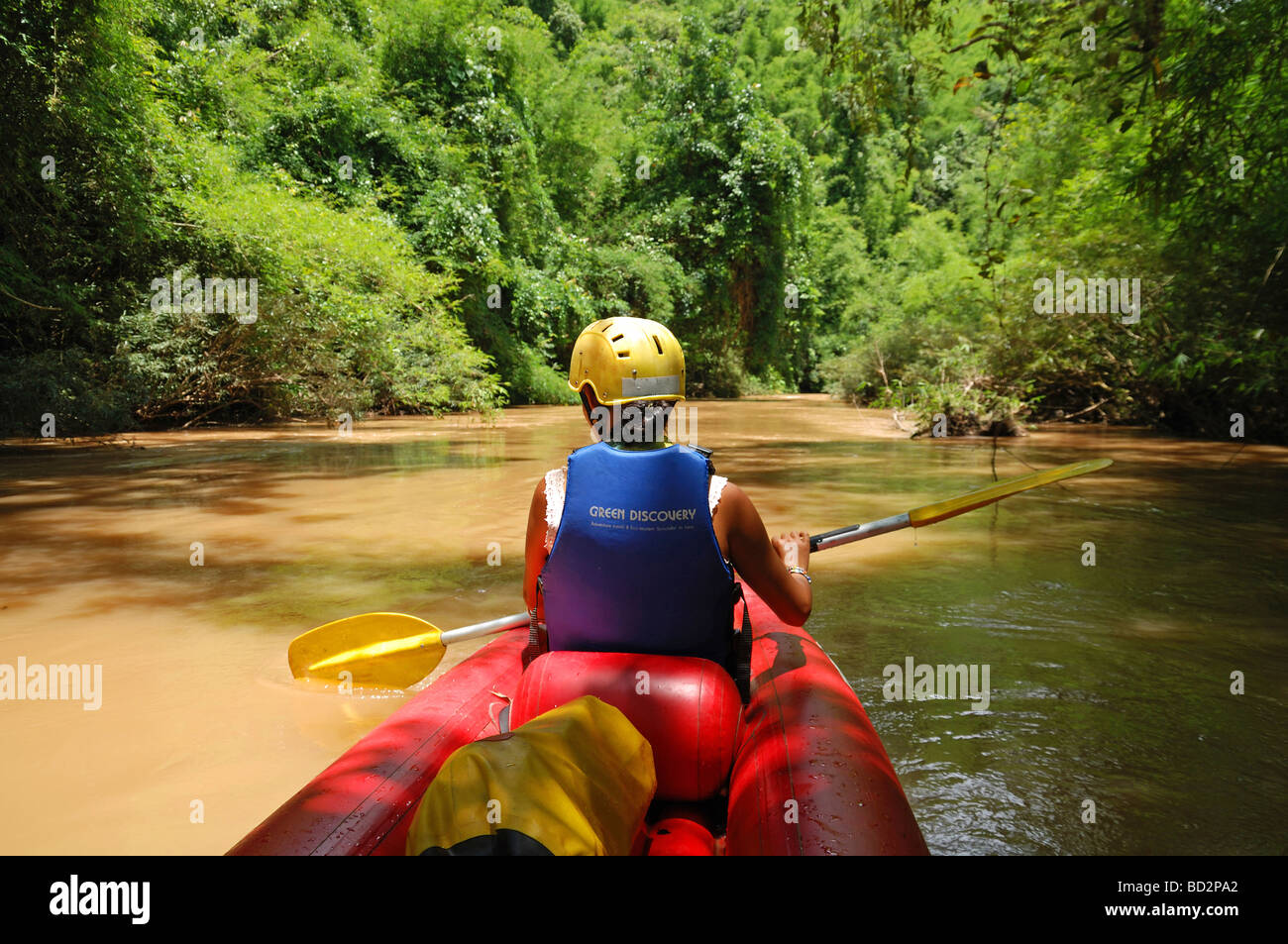 Kayak dans une jungle du nord du Laos Banque D'Images