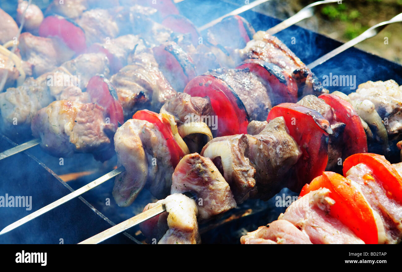 Bâtonnets de barbecue avec viande et légumes Banque D'Images