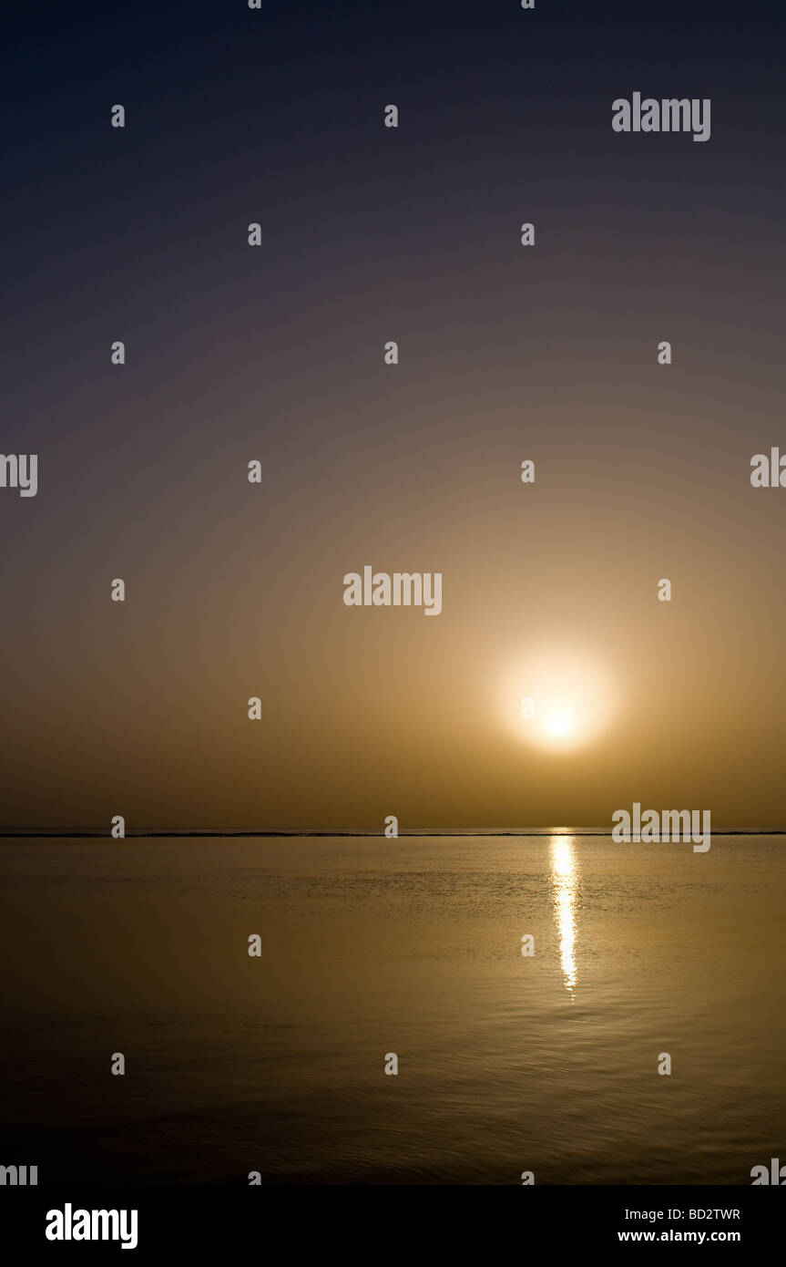 Lever du soleil sur la mer tropical landscape Banque D'Images