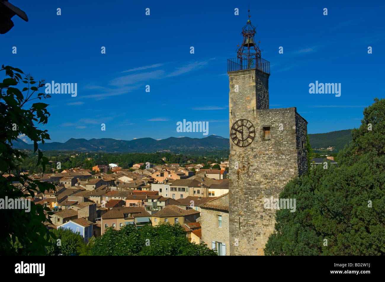 Le beffroi et la cloche en fer forgé cage à Vaison La Romaine, Provence, France Banque D'Images