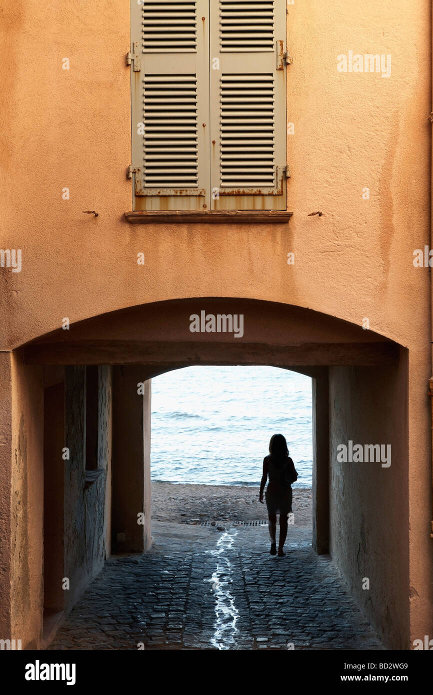 Alley, dans la vieille ville de St Tropez Provence Alpes Côte d Azur France Banque D'Images