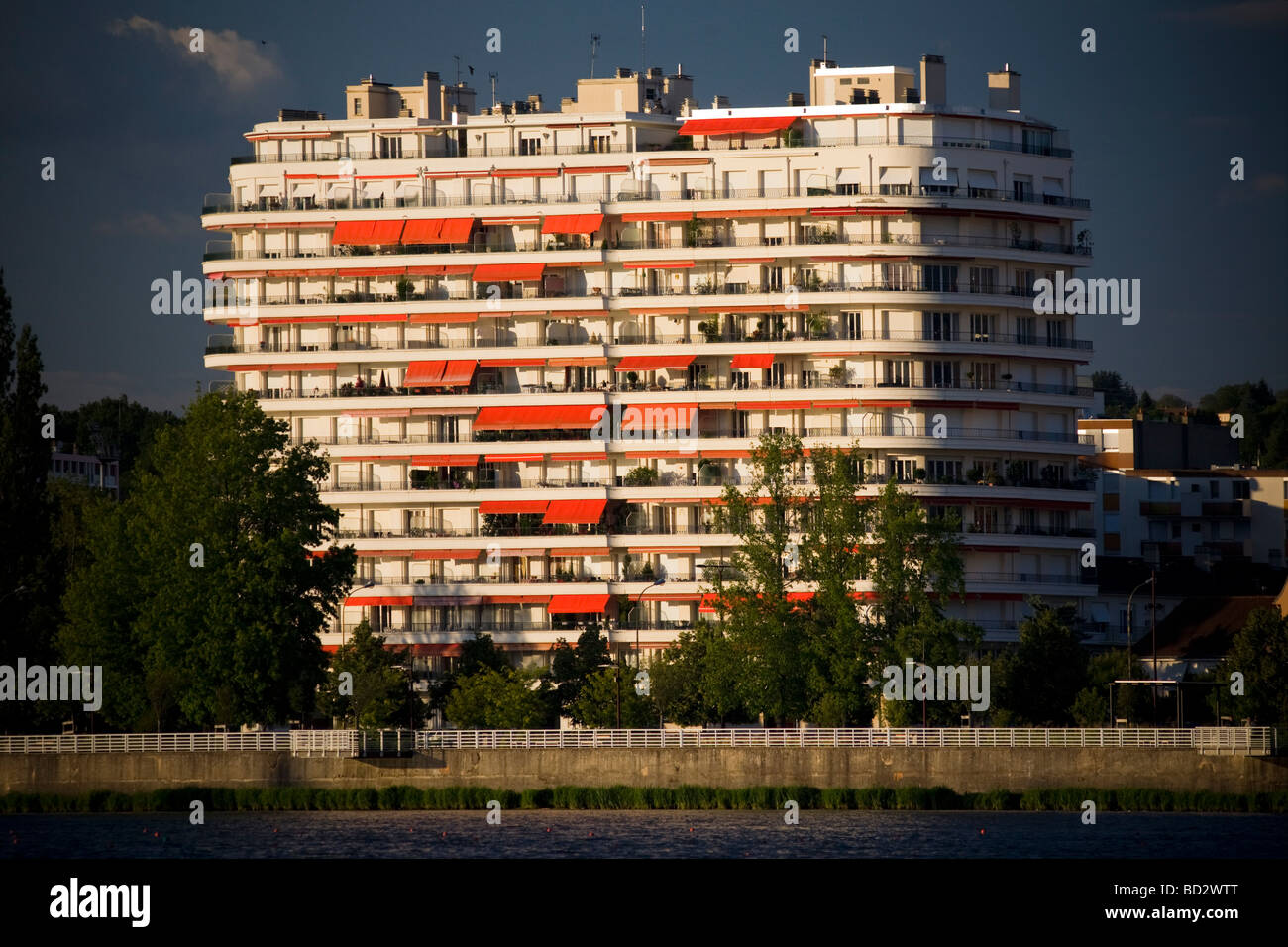 Un bloc résidentiel datant des années 70, à Vichy (Allier France — free download