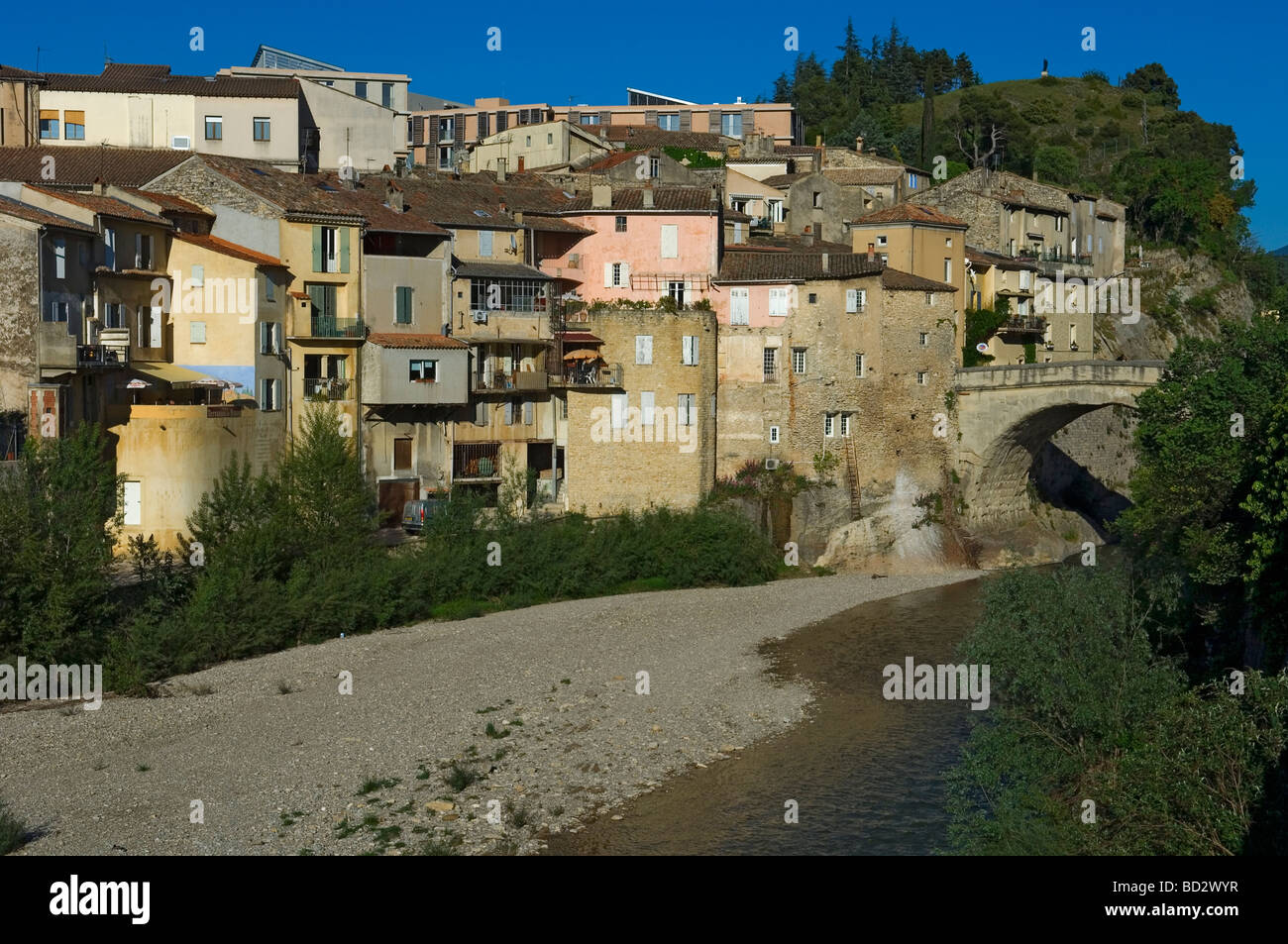 Le pont gallo-romain qui relie le moderne et la cité médiévale de Vaison la Romaine. Provence. France Banque D'Images