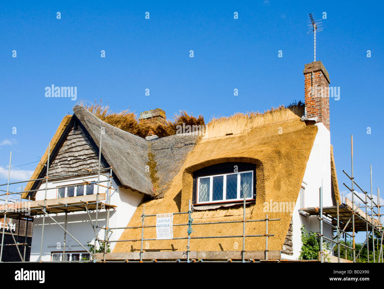 Vieux toit de chaume en voie d'être remplacés par de nouveaux chaumes sur un chalet à Walberswick, Suffolk, Angleterre Banque D'Images